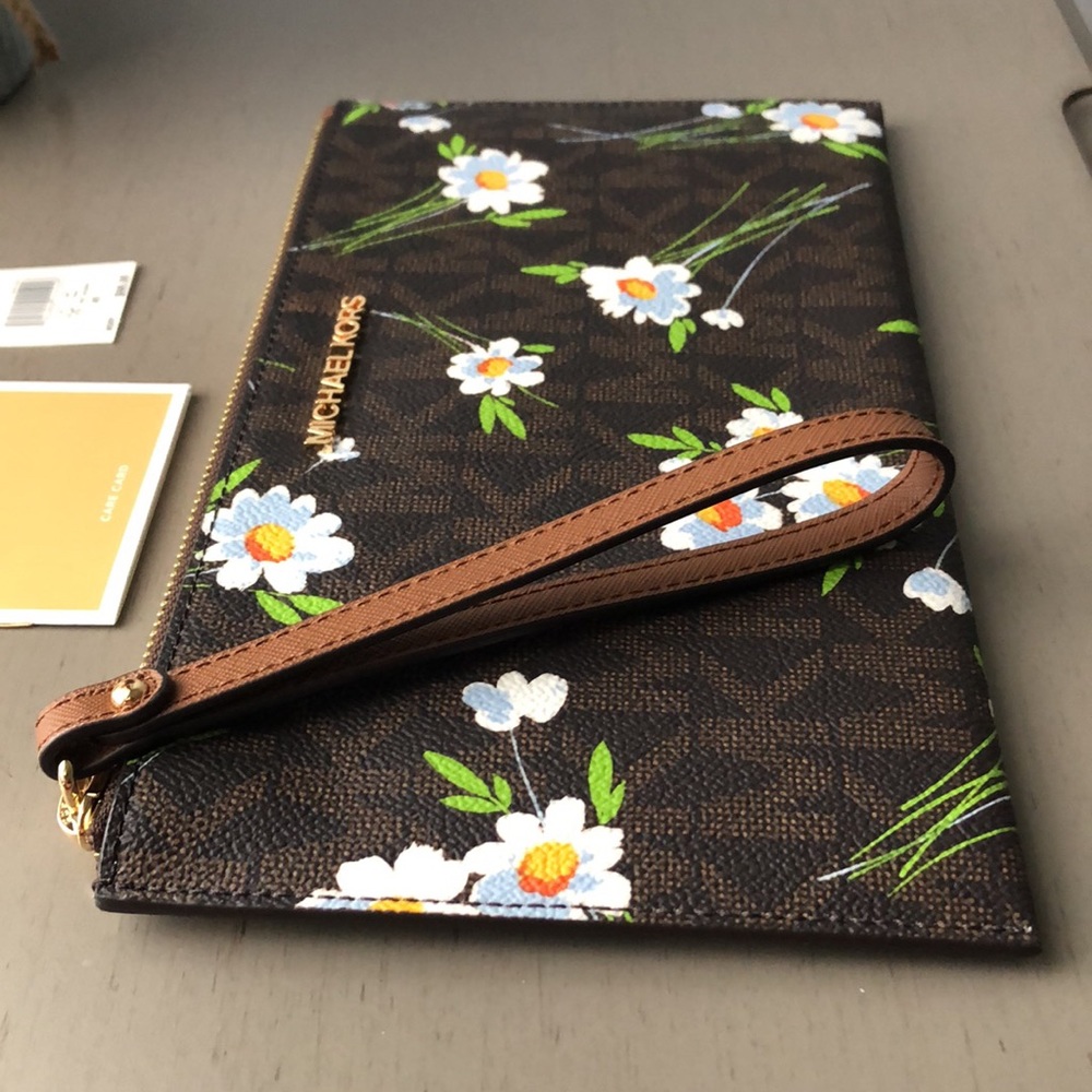 Michael Kors Jet set Large Zip Clutch Wristlet